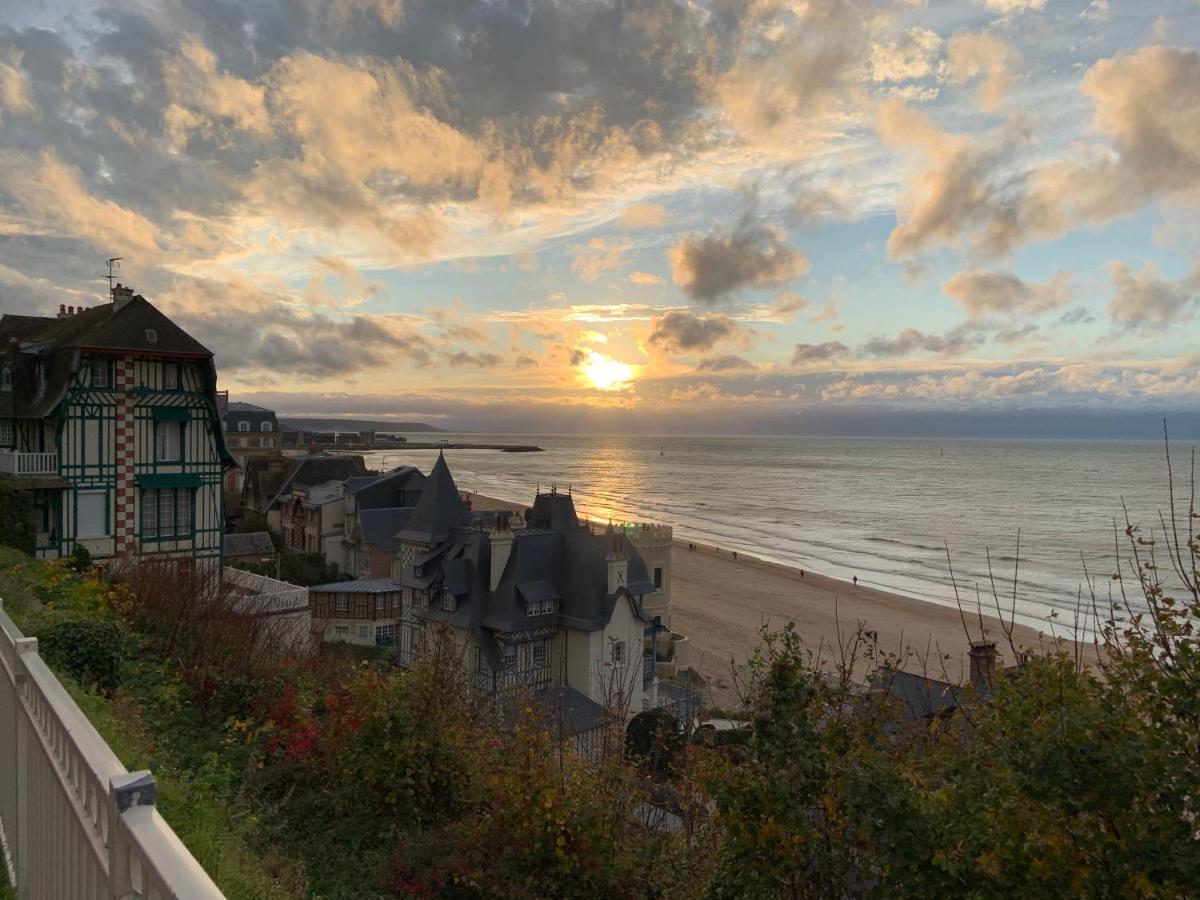 Trouville, Appartement Renove Avec Grande Terrasse Au Calme Luaran gambar